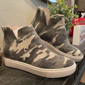Camo sneaker hightop.